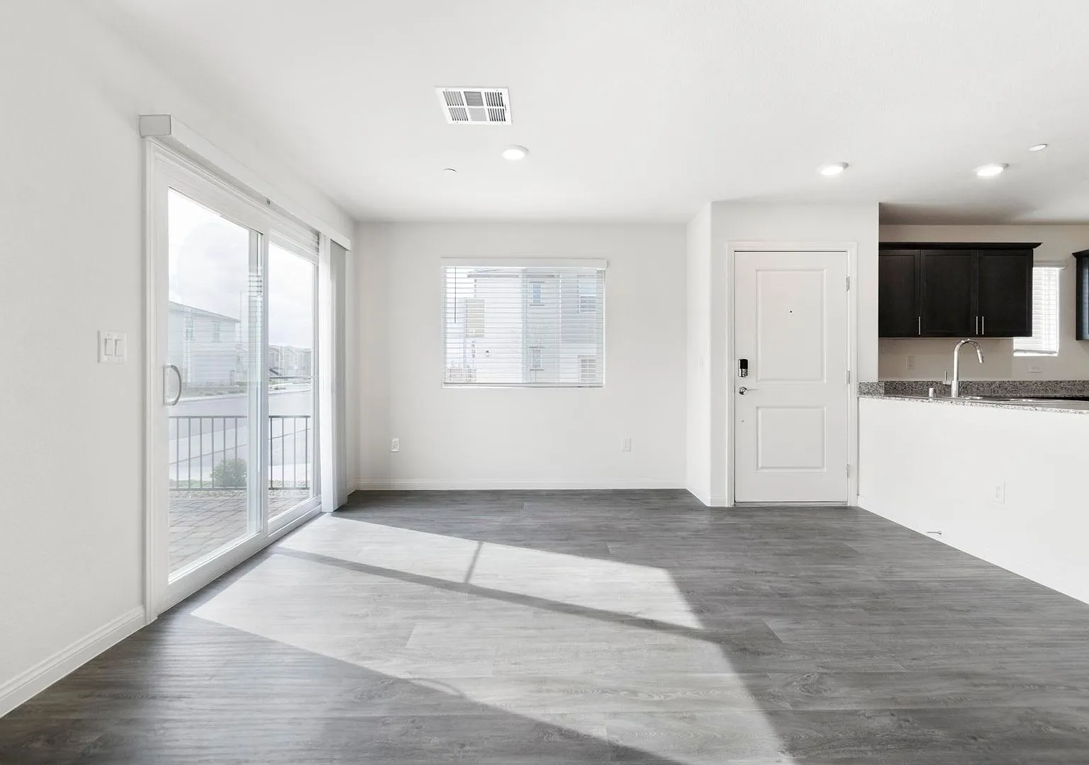Exceptional 3 bed 2 and a half bath townhome; brand new build, move in ready!! — Photo 2