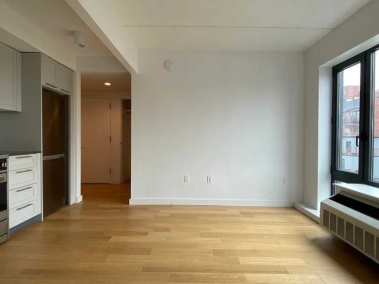 150 Union Ave #7R — Photo 4