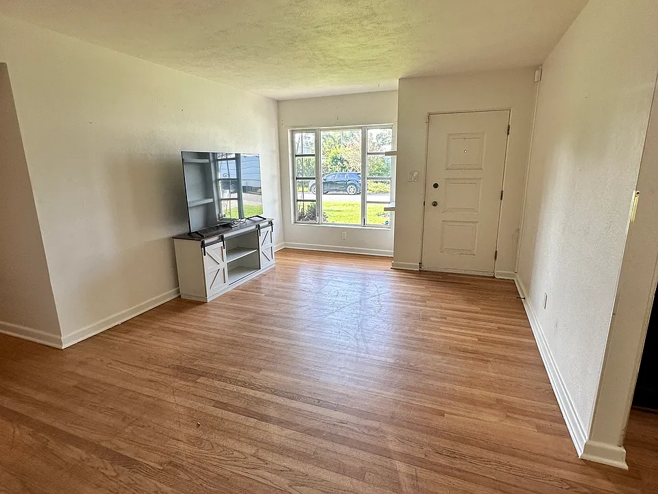 2879 Naples Dr