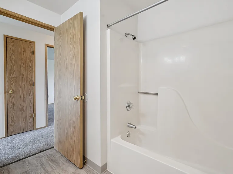 Stonehedge Court Apartments — Photo 38