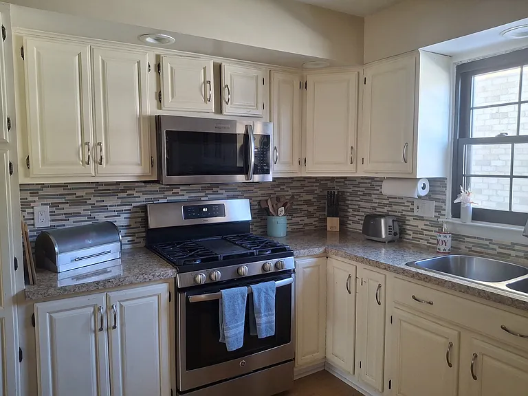 Main level: kitchen