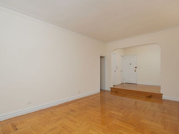 3rd image of 601 Pelham Pkwy N APT 619