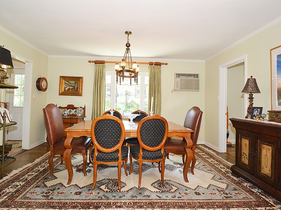 3rd image of 6 Bowers Ln
