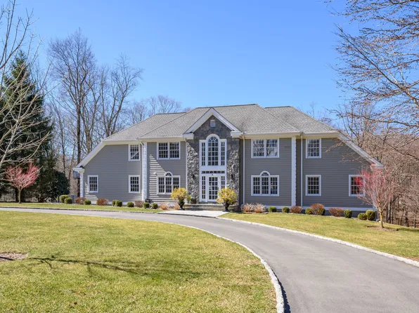 4 Dover Circle, Newtown, CT 06470