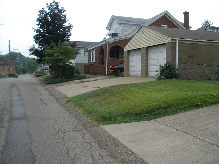 Street scene towards Grand Ave