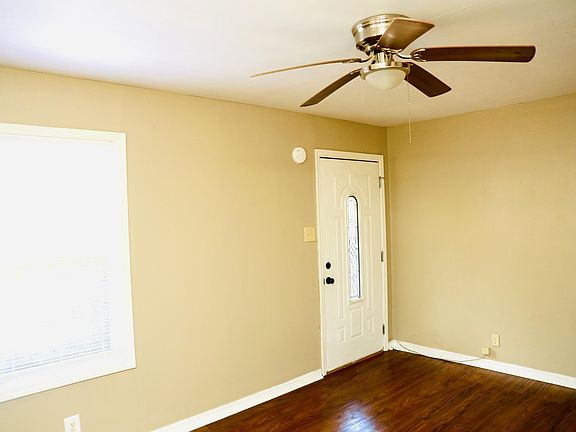 5th image of 828 Ponder St