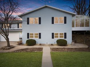 400 Oak Valley Rd, Mount Horeb, WI 53572