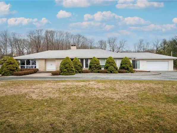 39 Old Mendon Rd, Cumberland, RI 02864