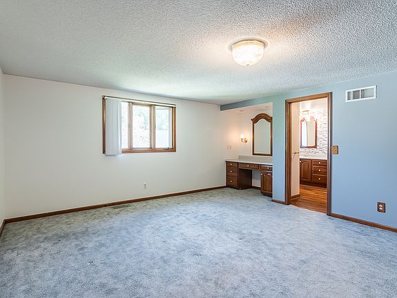 Master Bedroom (Upper)