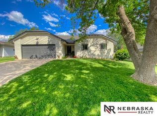 811 Tara Rd, Papillion, NE 68046