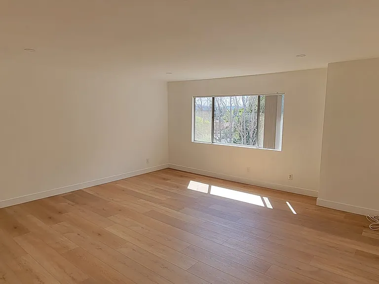6228 Fulton Ave — Photo 9