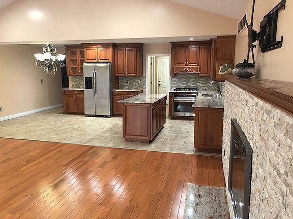 5th image of 40715 Sawyer Dr