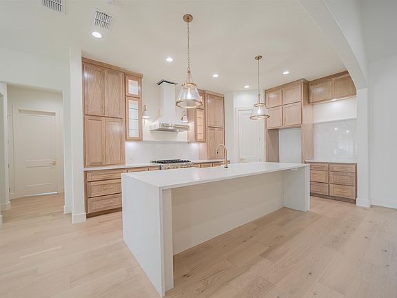 3rd image of 205 Thorn Briar Trl