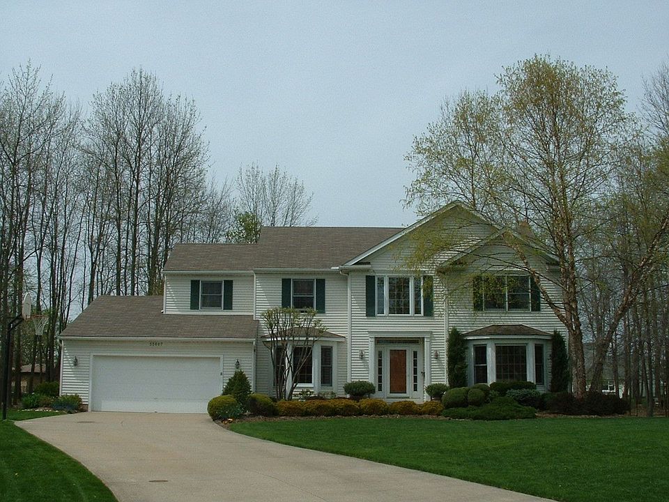 Front View-Professional landscaping/Impecably cared for /landscape  lit