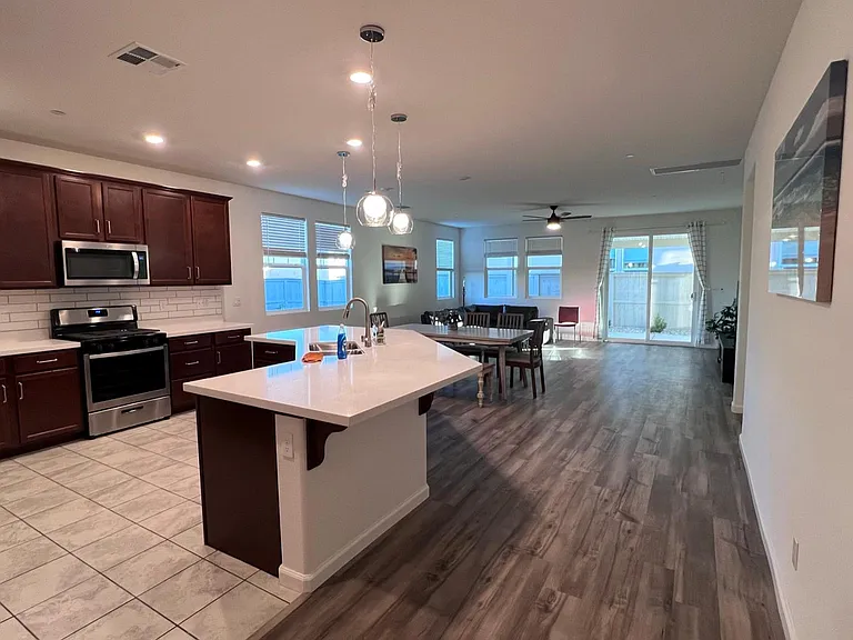 1400 Van Zee Dr — Photo 13