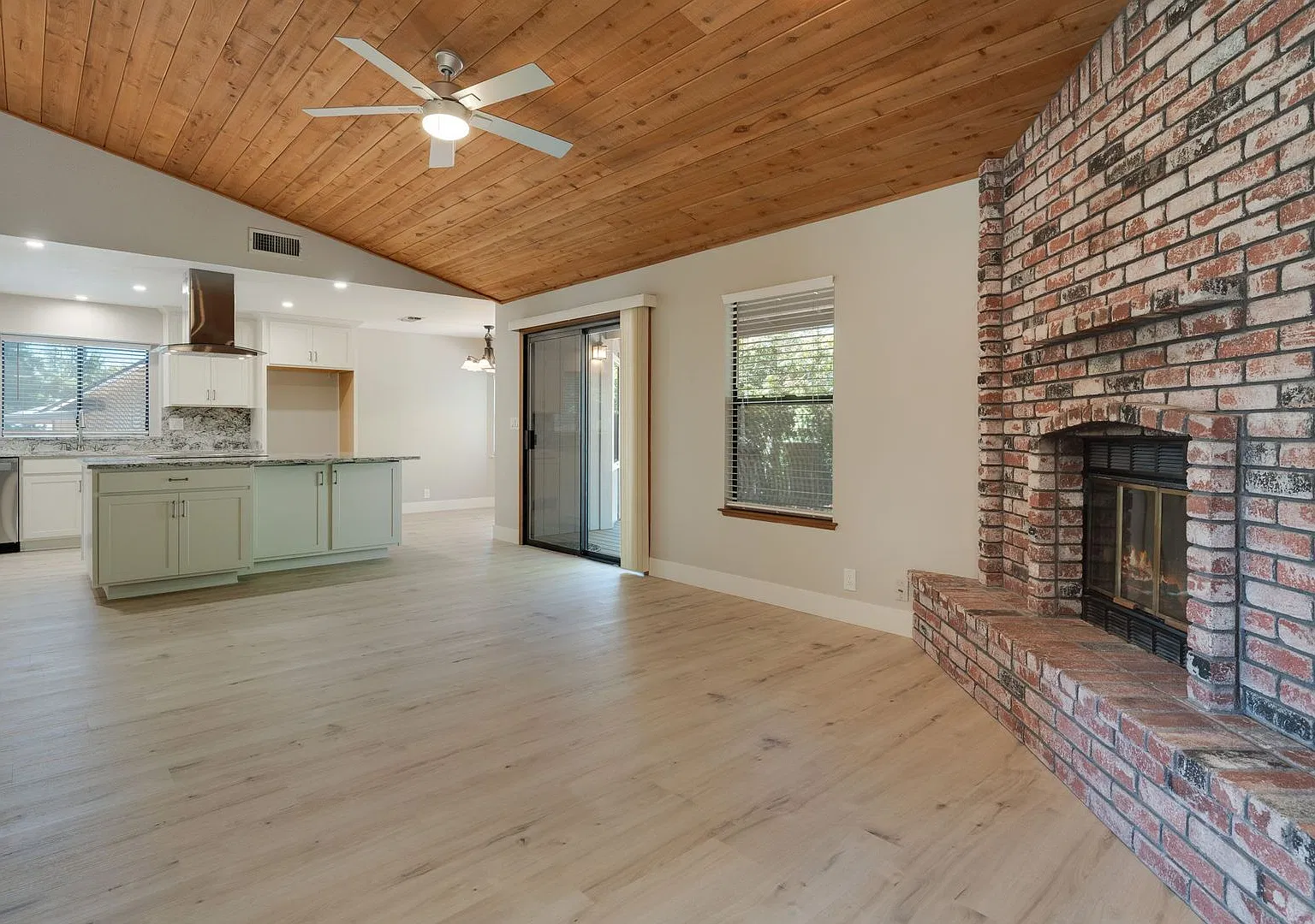 Bright and Stylish 4BD/2BA Home with 3 Car Garage in Prime Folsom Location! — Photo 3