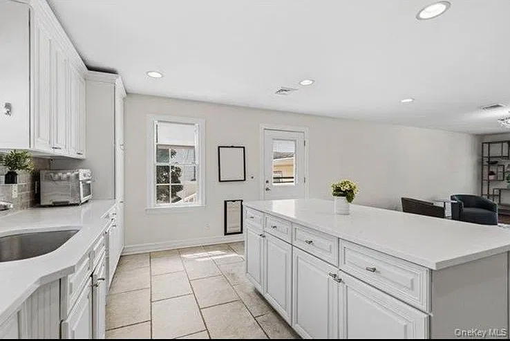 Syosset Cir, Syosset — Photo 3