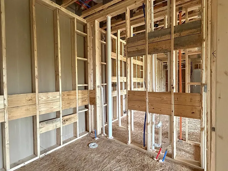 300 Lindenhurst Dr — Photo 21