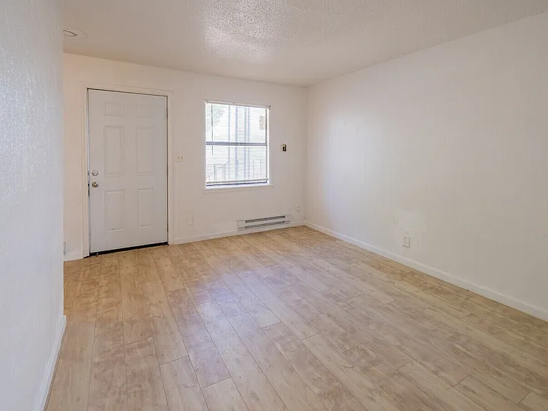 404 SW 26th St — Photo 5