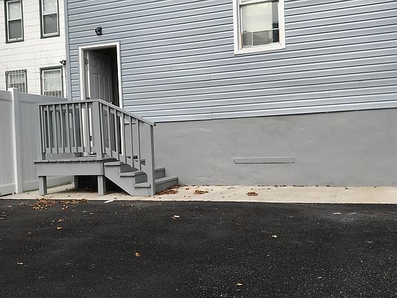 3rd image of 194 Oakwood Pl