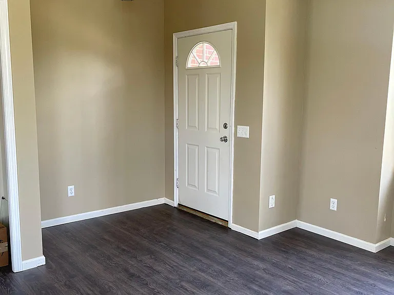 7920 Winterfield Dr — Photo 2