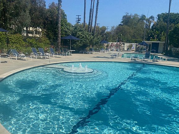Circular pool with fountain