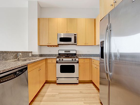 3rd image of 500 W Superior St Unit 710