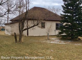 10830 35th St SW, Dickinson, ND 58601