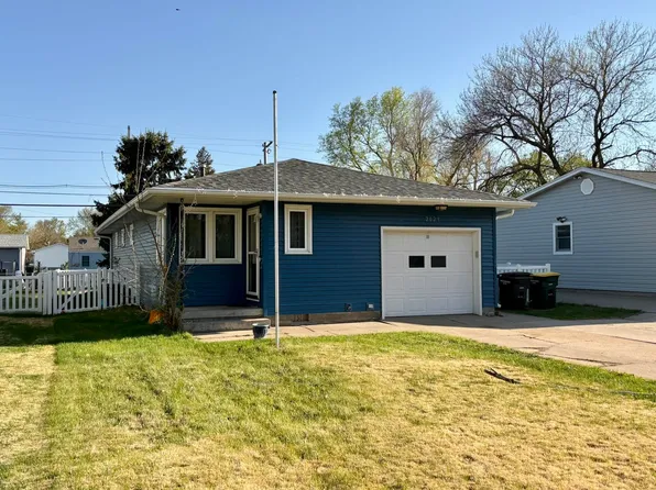 2021 Boyce St, Hastings, NE 68901