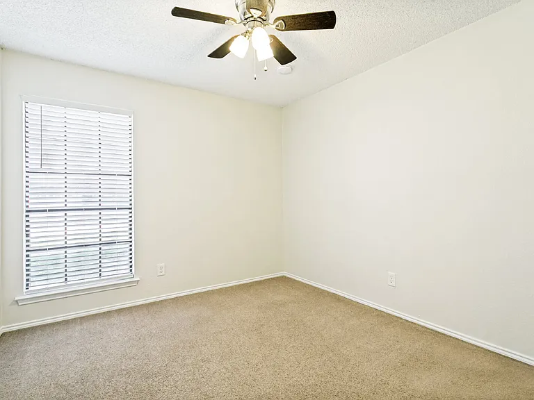 536 Clover Dr — Photo 9