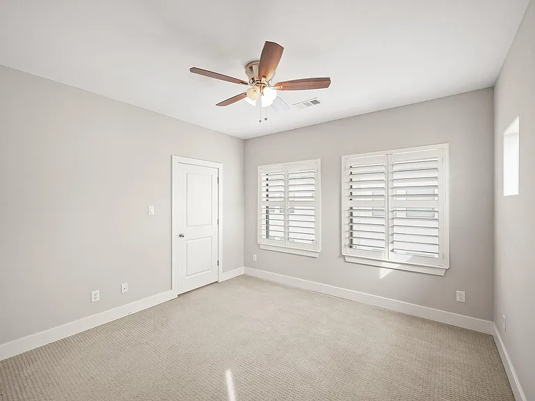 2547 Calumet St — Photo 23