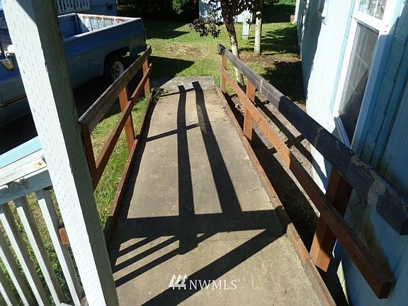4th image of 830 NW Mahogany Lane