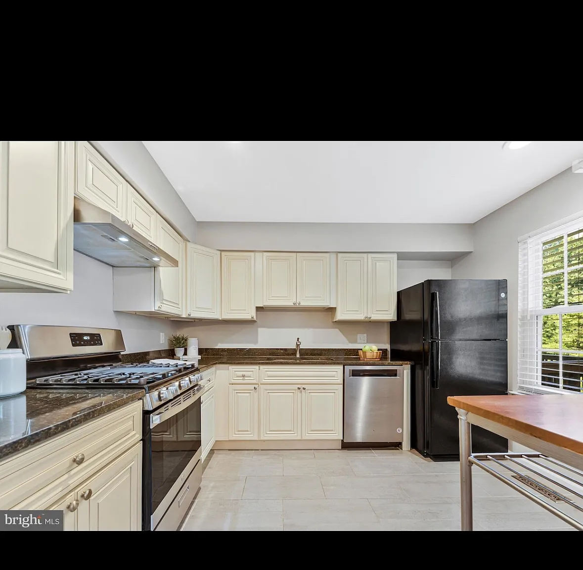 3 bed, 3.5 bath, 2029 sqft, $3,350 — Photo 3
