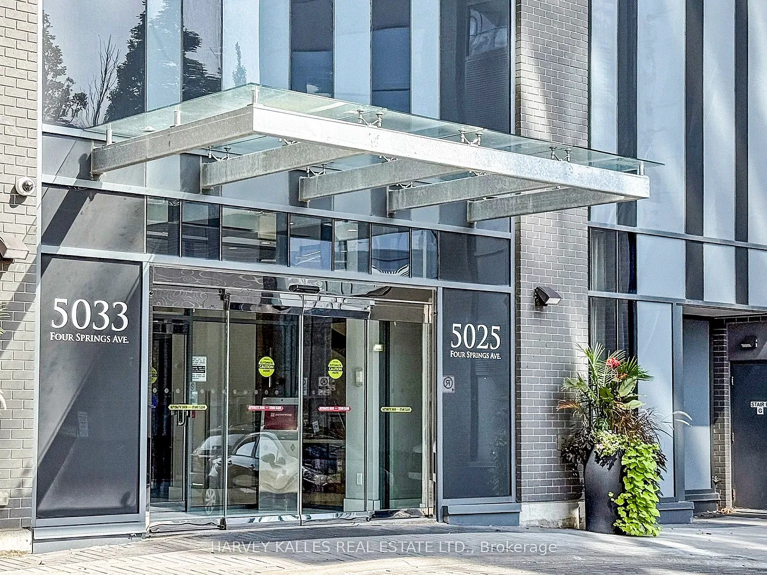 Pinnacle Uptown Amber Condos — Photo 3