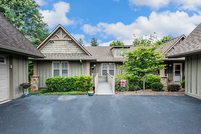 1st image of 301 Fox Den Ct