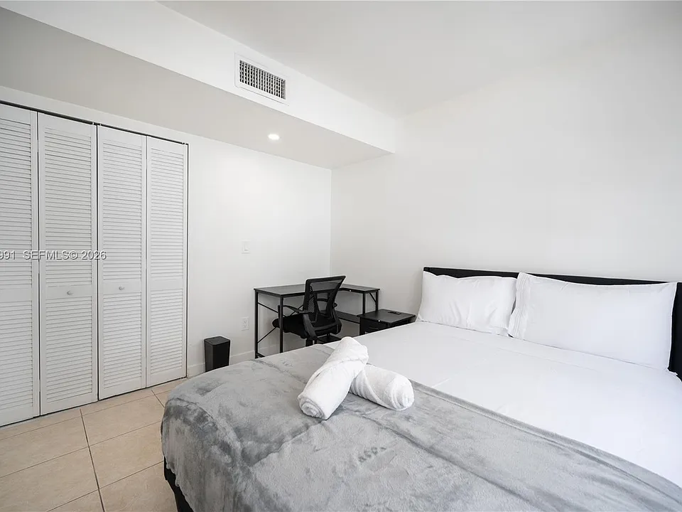 500 NE 26th St #5D