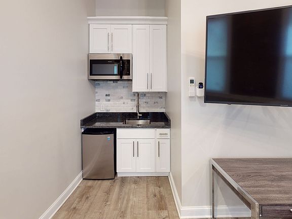 2nd image of 411 Orange St #2B