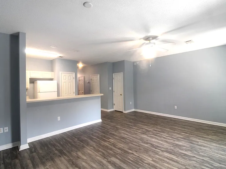 211 3rd St SE #J — Photo 5
