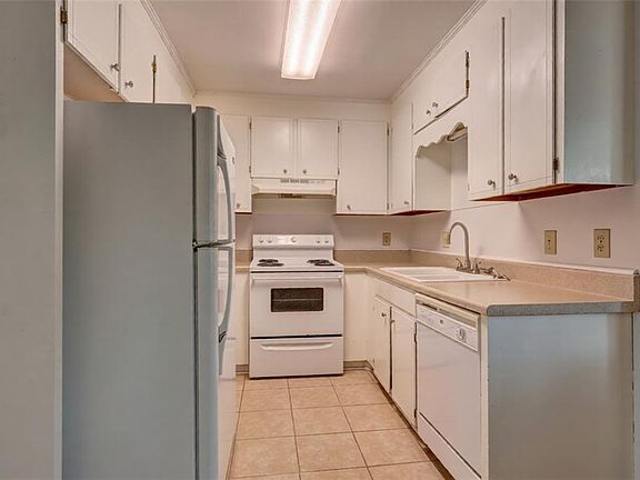 3rd image of 119 Windermere Cir