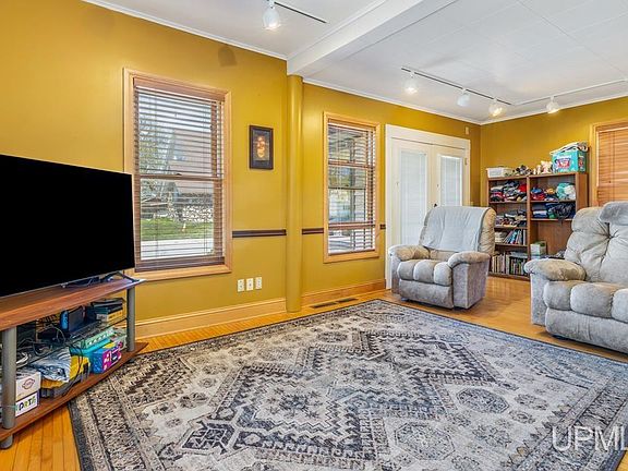 5th image of 209 W C St