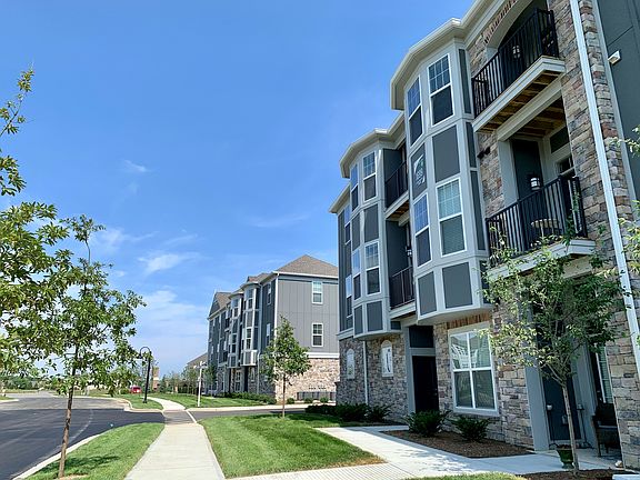 4th image of 1601 S Waterleaf Dr #4-301