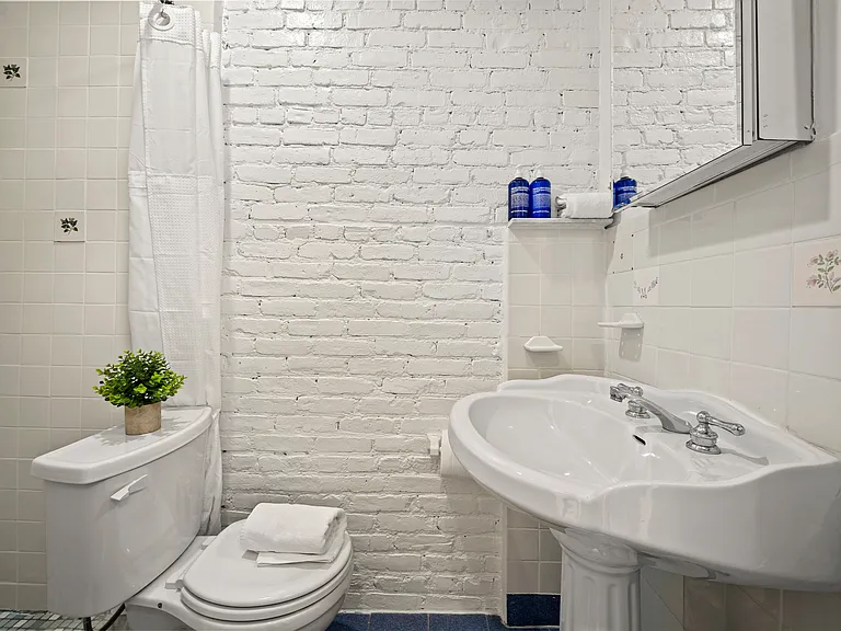 318 W 14th St #4 — Photo 23
