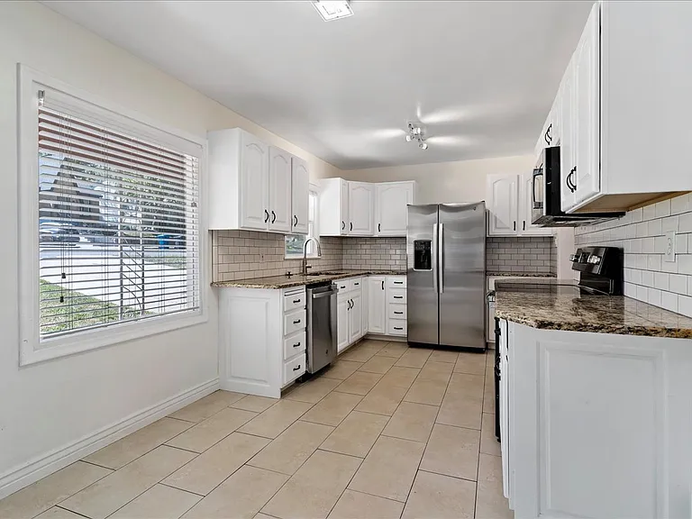 15 E Sylvia Dr — Photo 16