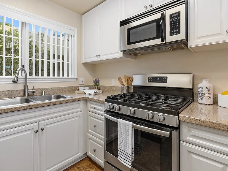 5500 Owensmouth Ave #331 — Photo 13