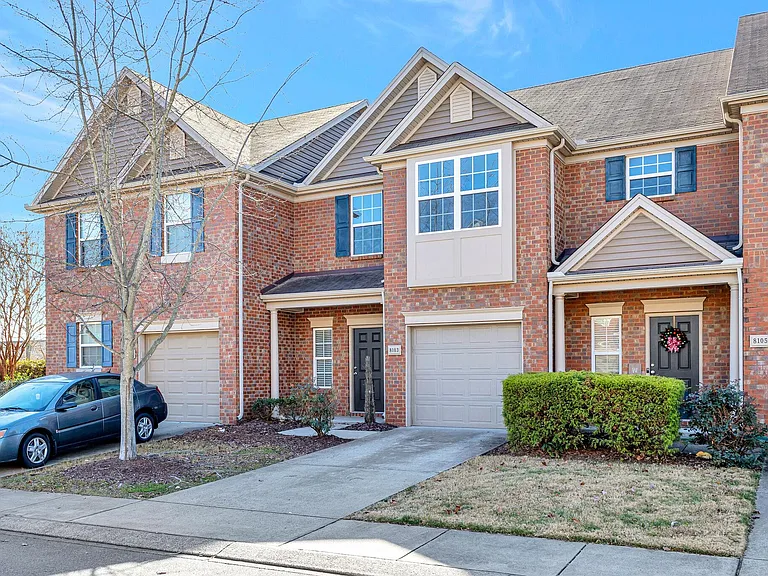 8103 Valley Oak Dr — Photo 1