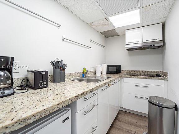 5th image of 750 Collins Ave APT 302
