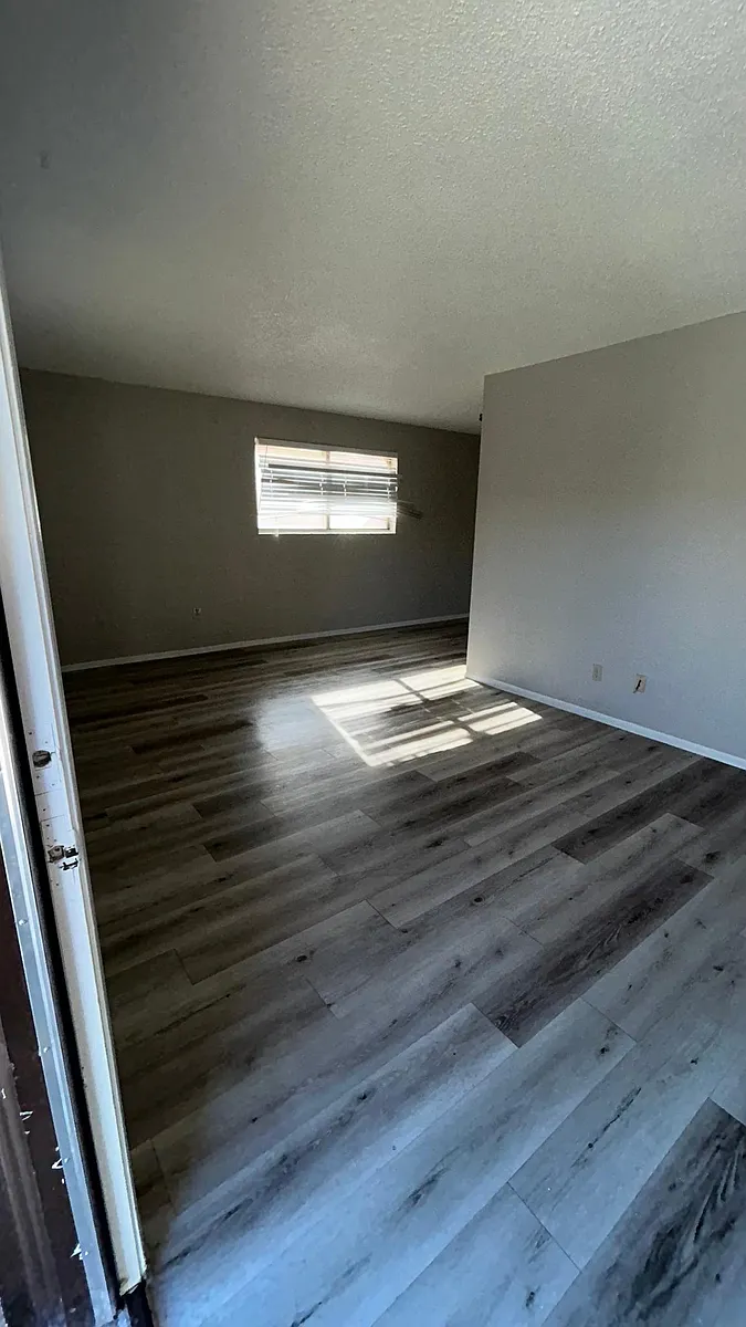 Building Photo - 543 W 9th Pl #C