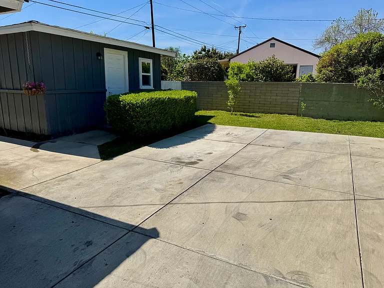 131 1/2 N Vega St — Photo 2
