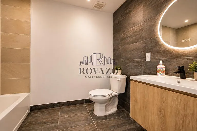 3 bed, 700 sqft, $3,100 — Photo 3