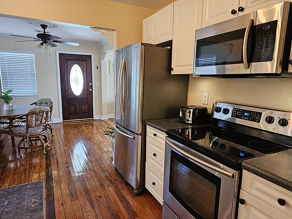 5th image of 907 N De Villiers St